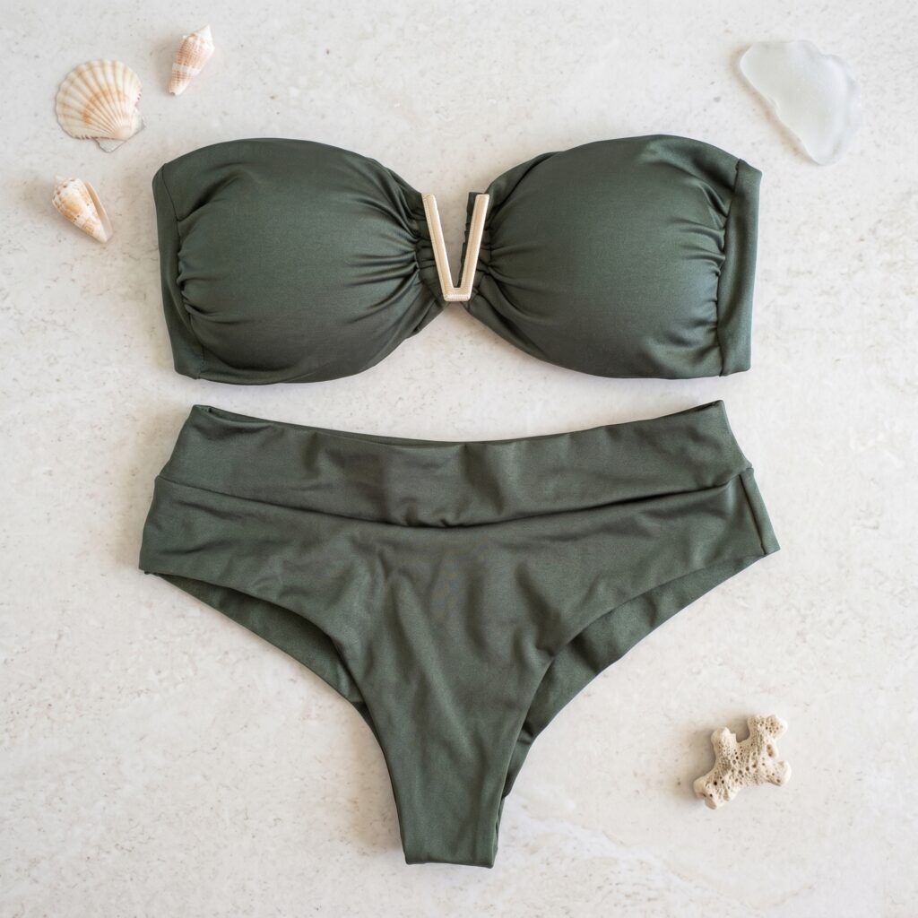 Foto editorial de biquini de cor verde