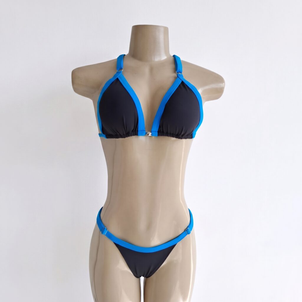 Foto de frente de manequim utilizando biquini de cor preto com detalhamento nas bordas em azul