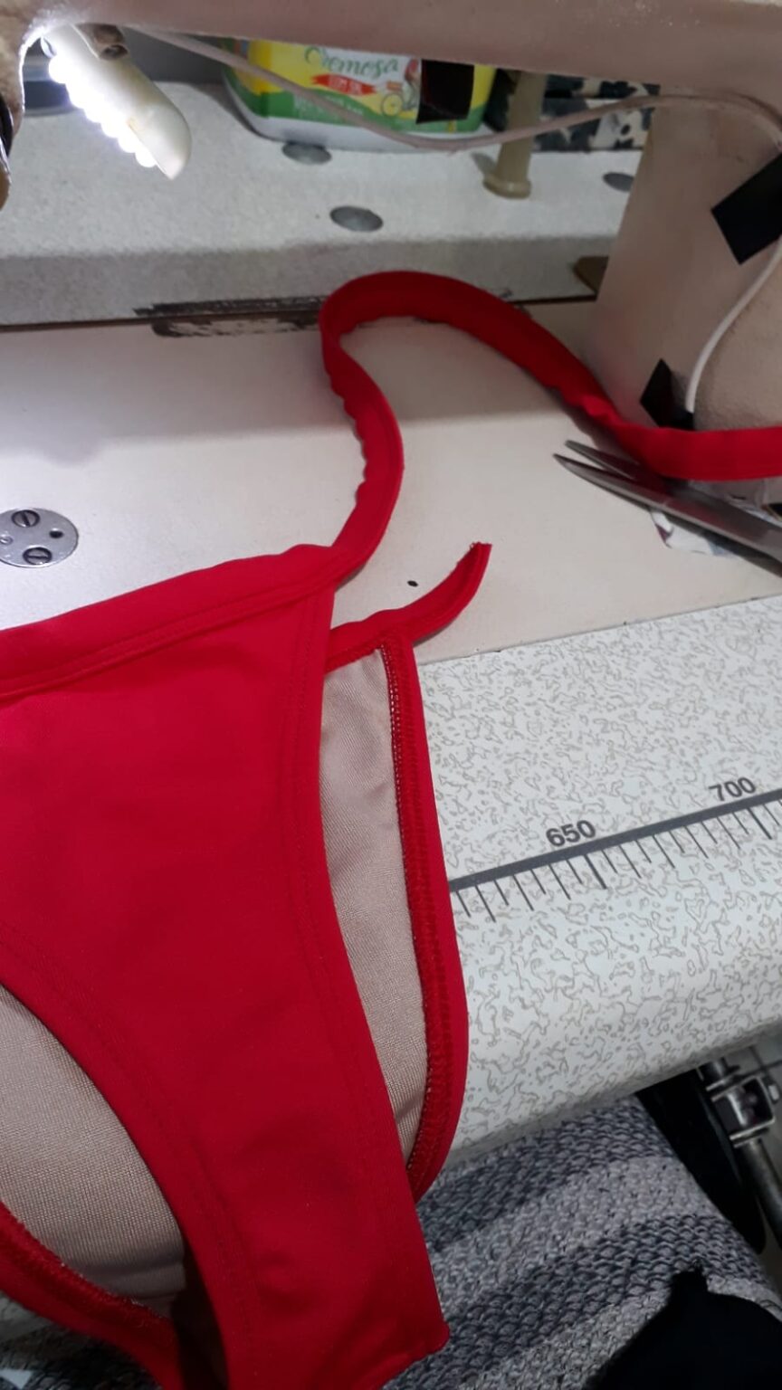 Imagem ilustra o processo de fabricação de uma peça de calcinha regulável para biquini
